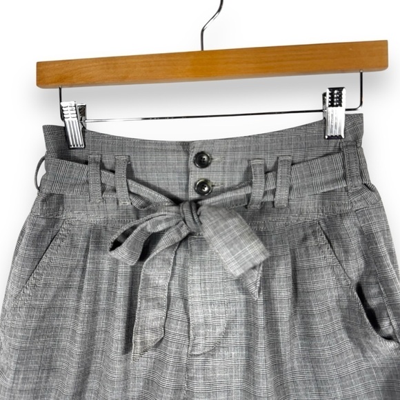 4 for $20 SALE! AEO Tie Waist Cuffed Mom Shorts, Houndstooth Plaid, Size 2 - Picture 2 of 10